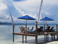 Salah satu resor yang mewah di Raja Ampat adalah Raja Ampat Dive Lodge. Resor ini terletak di Pulau Mansuar, sekitar 1 jam perjalanan dari Pulau Waisai. Resor ini punya 20 bungalow dengan tipe single, double, dan triple (Afif/detikTravel)