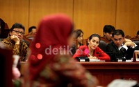 Rieke (tengah) didampingi Sekjen PDIP Tjahjo Kumolo (kiri) dan pengacaranya Arteria Dahlan menyimak paparan seorang saksi seputar kecurangan Pilgub Jabar. Pilgub Jabar dimenangkan oleh incambent Ahmad Heryawan.
