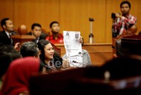 Seorang saksi dari Bogor menunjukan selebaran gelap yang mendiskreditkan pasangan Rieke Dyah Pitaloka-Teten Masduki.
