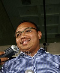 Taufik Ridho keluar dari gedung KPK seusai diperiksa penyidik. Ramses/detikFoto.