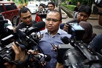 Taufik Ridho diburu wartawan sampai di pinggir jalan untuk mendapatkan keterangan. Ramses/detikFoto.