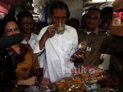 Jokowi Minum Jamu di Pasar Perumnas Klender