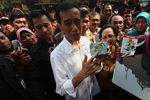 Jokowi Minum Jamu di Pasar Perumnas Klender