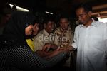 Jokowi Minum Jamu di Pasar Perumnas Klender