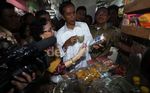 Jokowi Minum Jamu di Pasar Perumnas Klender