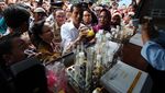 Jokowi Minum Jamu di Pasar Perumnas Klender