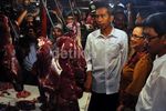 Jokowi Minum Jamu di Pasar Perumnas Klender