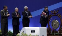 Presiden SBY memukul gong sebagai tanda dibukanya Jakarta International Defence Dialogue (JIDD). (Setpres).