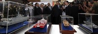 Presiden SBY melihat pameran pertahanan, usai membuka Jakarta International Defence Dialogue. (Setpres).