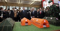 Presiden SBY yang didampingi Perdana Menteri Timor Leste Xanana Gusmao melihat perlengkapan TNI yang dipamerkan. (Setpres).