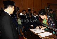 Ketua DPR Marzuki Ali menyaksikan penandatangan yang dilakukan oleh Dahlia dari partai Gerindra. Ramses/detikFoto.