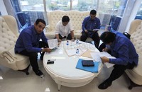 Ruangan yang kecil membuat sebagian peserta psikotes mengerjakan di sofa.