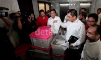 Effendi Simbolon membawa setumpuk bukti.