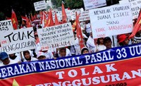 Ratusan warga Jatinagara Kaum mendatangi Balaikota Jakarta.