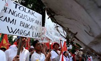 Dalam aksinya mereka membawa berbagai poster.