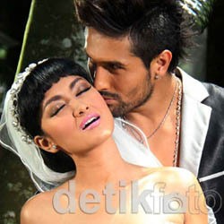 Gaston Bawakan Selimut Sutra untuk Julia Perez