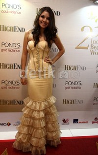 Ines cantik dalam balutan gaun kremnya.