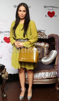 Ussy dalam balutan dress hijau dan pump shoes abu-abu. Gusmun/detikFoto.