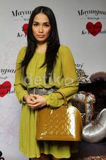 Rambut Belah Tengah Ussy Sulistiawaty