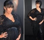 Kim Kardashian Elus-elus Perut Hamilnya