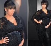 Kim selalu mengelus-elus perutnya saat berpose di depan kamera. (Instagram)