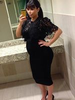 Kim Kardashian Elus-elus Perut Hamilnya