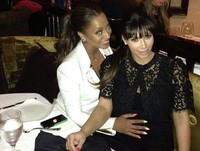 ala mengelus-elus perut hamil Kim. (Instagram)