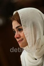 Nikita Mirzani Berkerudung