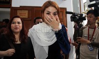 Perempuan yang dikabarkan dekat dengan Hengky Kurniawan itu mengelap air matanya.