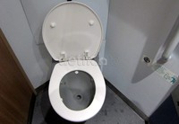 Bicara fasilitas, kereta ini dilengkapi toilet bersih dan hemat air yang mirip diterapkan dalam pesawat udara.