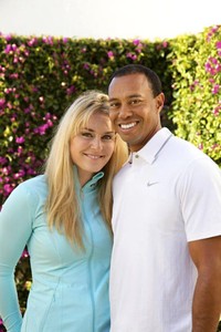 Woods diceraikan istrinya yang adalah mantan model asal Swedia, Elin Nordegren, pada tahun 2010 lalu menyusul terungkapnya skandal seks yang melibatkan belasan wanita. REUTERS/Tiger Woods/Lindsey Vonn/Handout.