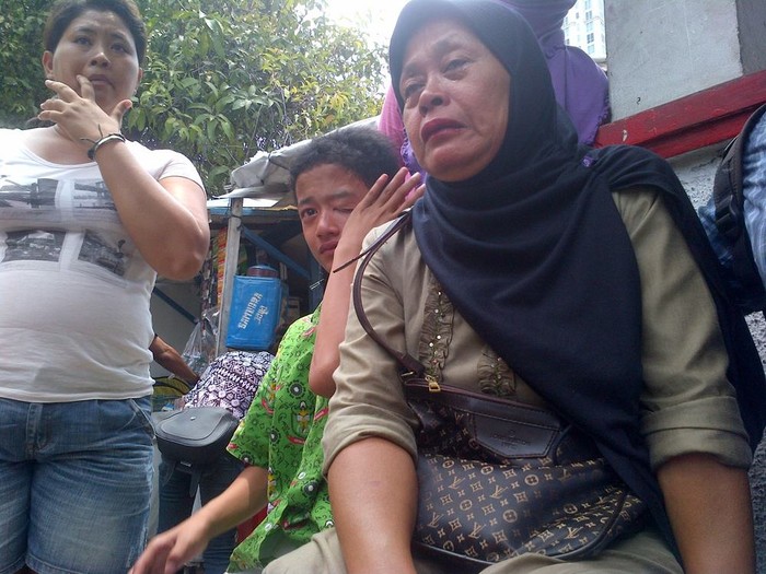 Rekonstruksi Penyerangan Tempo, Ibu-ibu Tangisi Para Tersangka