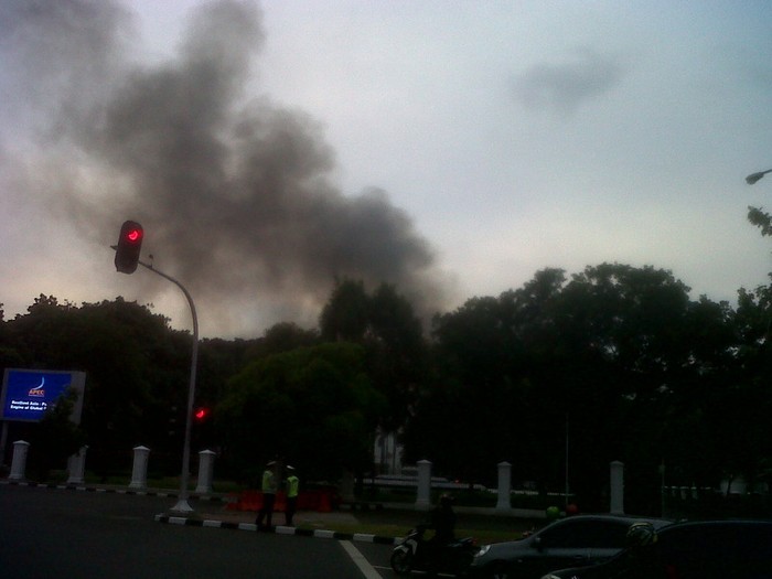 Asap Hitam Membubung dari Gedung Setneg yang Terbakar, Lalin Macet