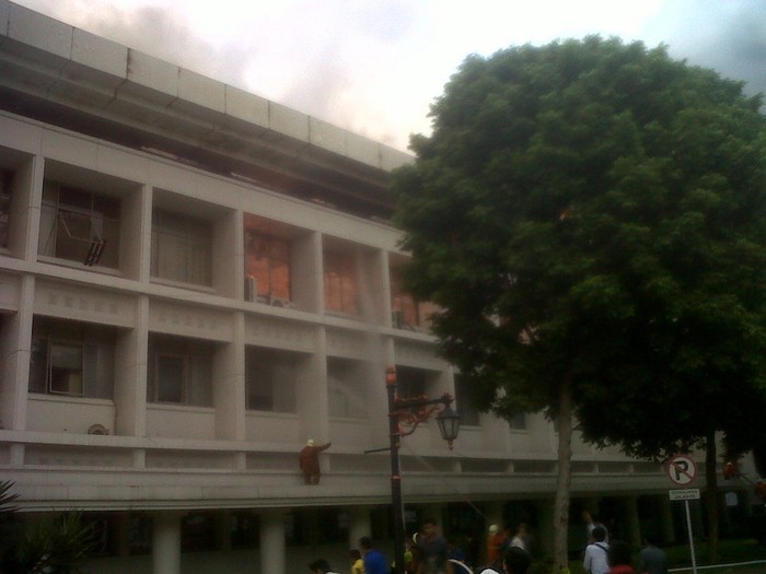 Api di Gedung Setneg Mulai Mengecil