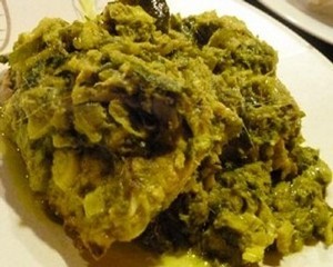 Sajian Ayam dengan Aneka Sambal yang Pedas Menggigit