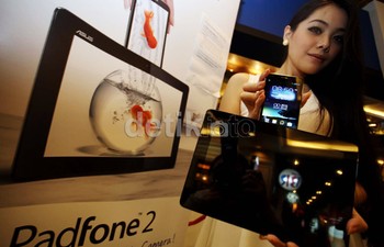 Memakai layar 4,7 inch resolusi HD 1280x720, Padfone 2 memiliki tingkat kecerahan 550 nits.