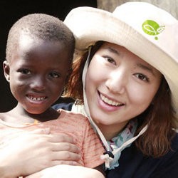 Park Shin Hye Beramal Hingga Nepal dan Ghana