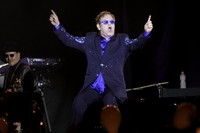 Elton tampak bersemangat. Reuters/Ueslei Marcelino.