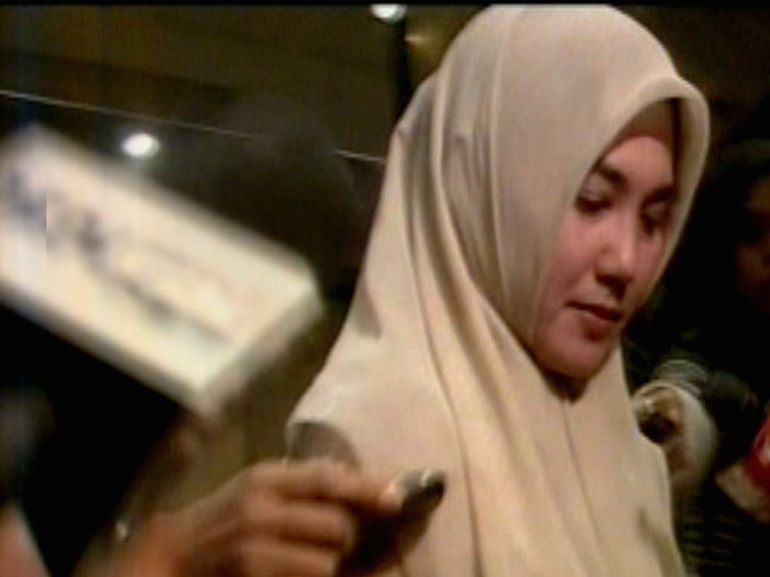 Diperiksa KPK, Istri Muda Djoko Susilo Bungkam