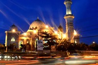Masjid Makassar: Masjid Raya Makassar adalah masjid tempat berlangsungnya Musabaqah Tilawatil Quran (MTQ) untuk pertama kalinya, tahun 1955. Selain Masjid Al Markaz, masjid ini menjadi sentra dakwah Islam di Makassar (MN Abdurrahman/detikTravel)