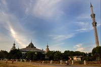 Bangunan megah dengan dominasi warna hijau ini adalah masjid kebanggaan orang Makassar. Masjid Al Markaz menjadi pusat pengembangan Islam terbesar dan termegah di Asia Tenggara (MN Abdurrahman/detikTravel)