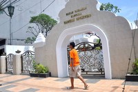 Kompleks makam Pangeran Diponegoro dan keluarganya terletak di pusat kota Makassar. Banyak juga pejabat yang pernah ziarah ke sini, seperti Gus Dur dan Sultan Hamengku Buwono X (MN Abdurrahman/detikTravel)