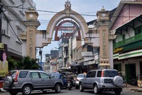 Somba Opu dikenal sebagai surganya para pemburu oleh-oleh di Makassar. Ada juga toko aksesoris emas dan perak, pakaian, makanan, sampai alat musik khas Makassar (MN Abdurrahman/detikTravel)