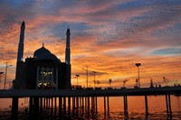 Inilah masjid terapung pertama di Indonesia, namanya Masjid 99 Al Makazzary. Berlokasi di Pantai Losari, masjid ini tampak sangat cantik saat berpadu dengan panorama matahari terbenam (MN Abdurrahman/detikTravel)