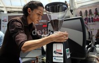 Para peracik kopi unjuk kebolehan. Sebelumnya ajang serupa dilaksanakan di empat kota besar, yakni Bali, Surabaya, Yogyakarta dan Bandung.