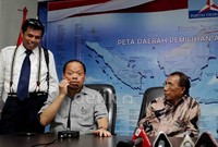 Sutan Bhatoegana menunjuk wajahnya sendiri yang menurutnya adalah asli, bukan memakai topeng.