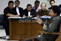 Zulkarnaen Djabbar dan Dendy Prasetiya mendengarkan kesaksian yang disampaikan Fahd. Ramses/detikFoto.