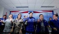 (Kiri ke kanan) Sutan Bhatoegana, Max Sopacua, Edhie Baskoro, Jhoni Allen dan Sartono Hutomo. Menurut Ibas, tentang nama-nama calon ketua umum yang banyak berkembang di media, ia menghargai bahwa itu merupakan aspirasi kader-kader demokrat.