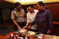 Kabid Humas Polda Metro Jaya Kombes Pol Rikwanto (kiri) menggelar barang bukti di Mapolda Metro Jaya.