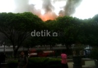 Kebakaran yang melanda gedung Setneg di kompleks Istana Presiden tampak membesar, membakar habis lantai 3 dan 4.
